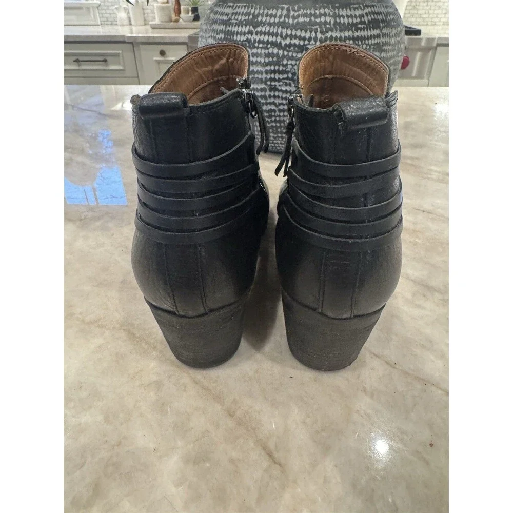 Lucky Brand Giovanna black leather cut-out ankle booties Women’s 8.5m rivets EUC - Picture 15 of 16